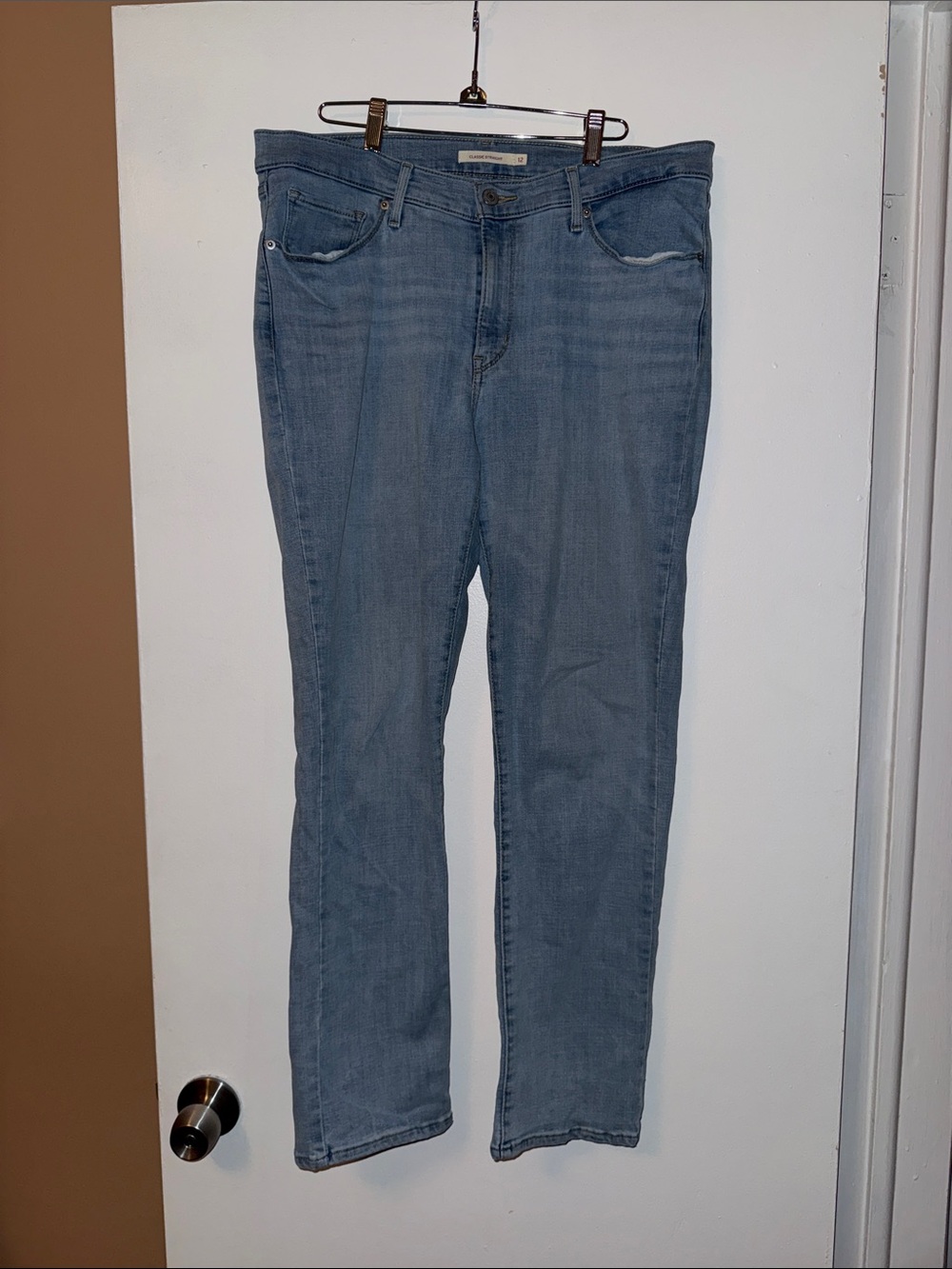 Levi’s Straight Leg Jeans in Light Blue
